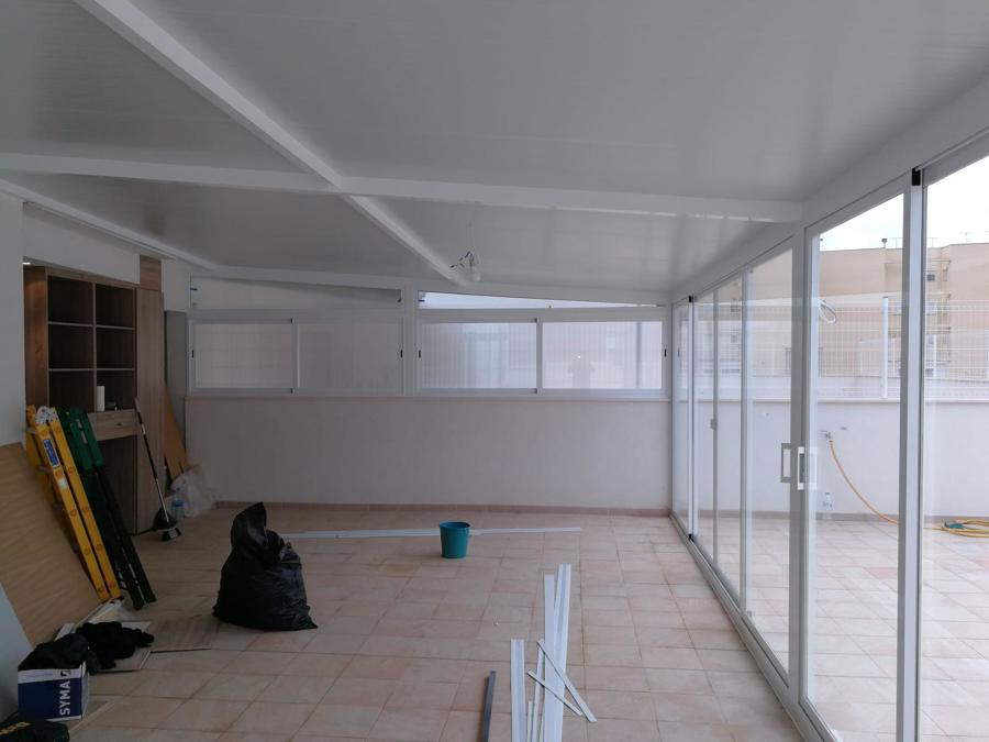 Instalación de carpintería de aluminio y techo de panel sandwich con aislamiento