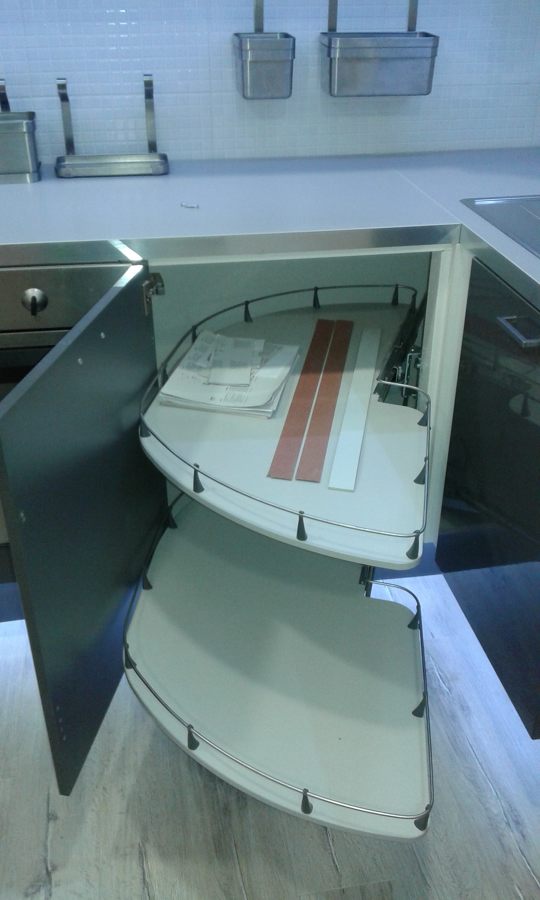 Instalación de Carrusel en armario esquinero bajo