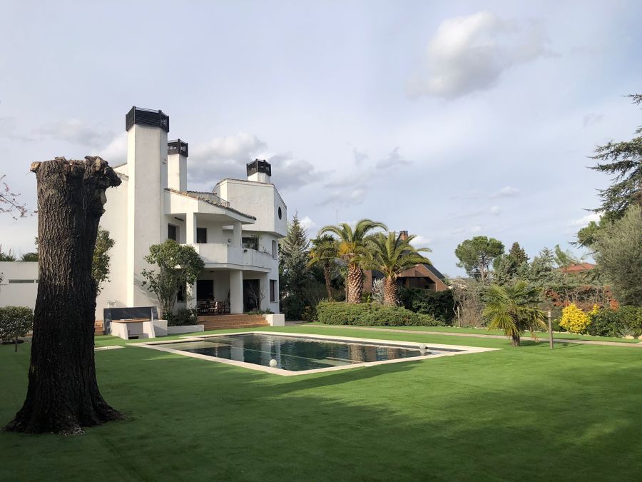 Instalación de césped artificial para chalets