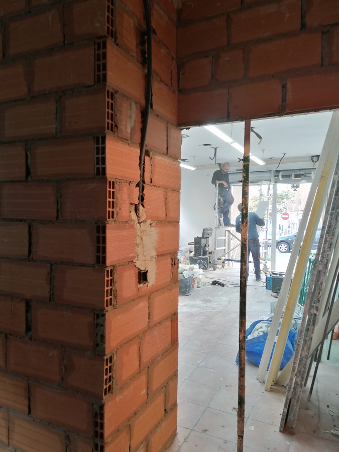 instalacion de cierres automáticos y rozas en tabique