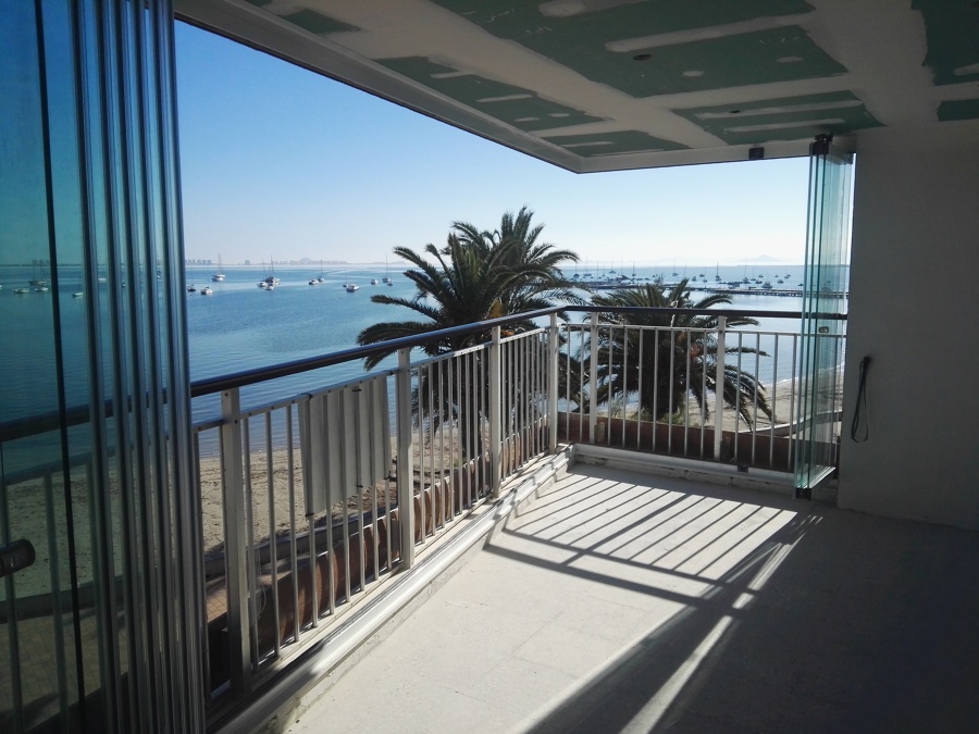 Instalación de cortina de cristal y techos de pladur para la instalación de focos empotrados