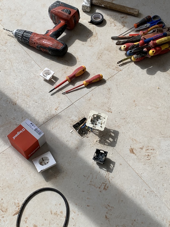 Instalación de enchufes empotrados en el suelo