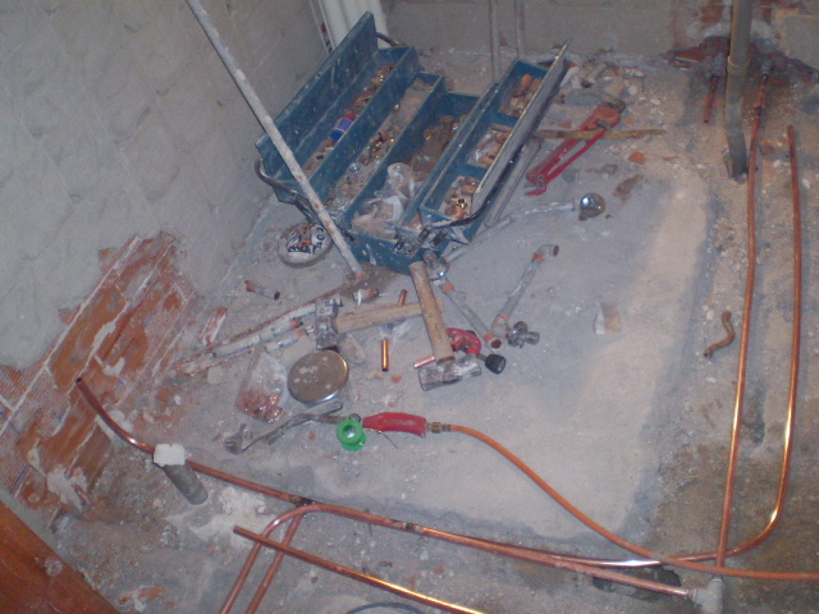 Instalacion de fontaneria en cuarto de baño