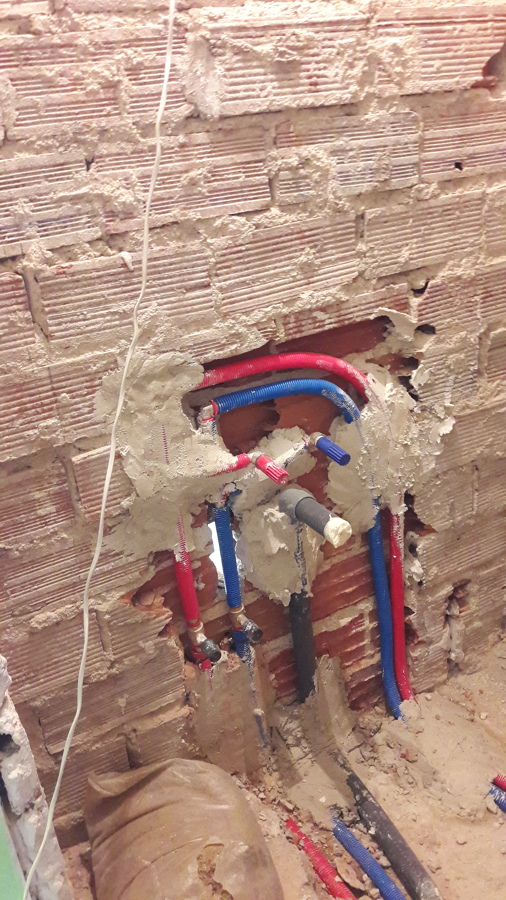 Instalación de fontanería y calefacción en reforma.