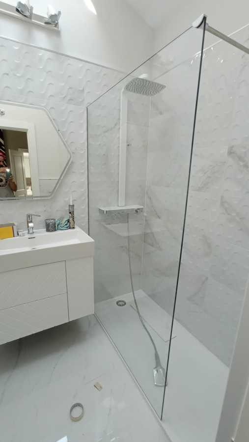 INSTALACION DE GRIFERIA Y  MAMPARA DE BAÑOS