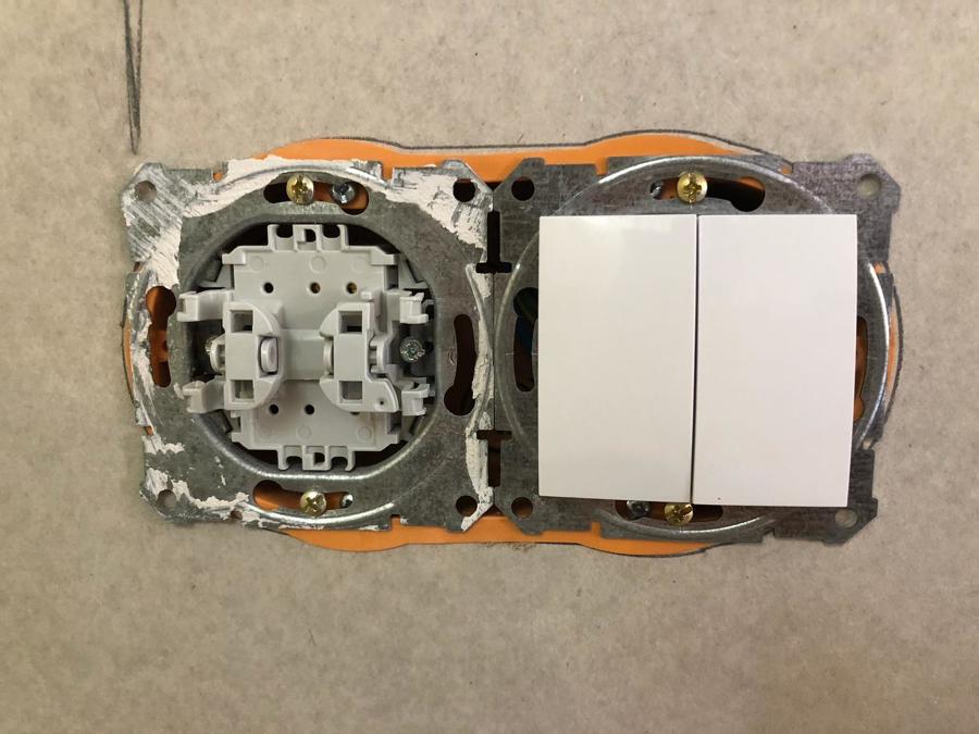 Instalación de nuevas conmutaciones para escalera y focos de salón