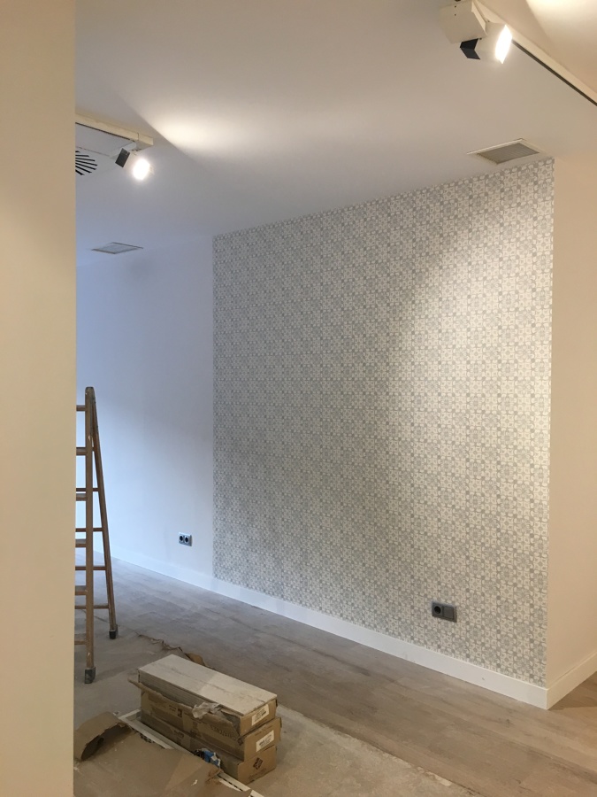 Instalacion de papel en tienda de ropa