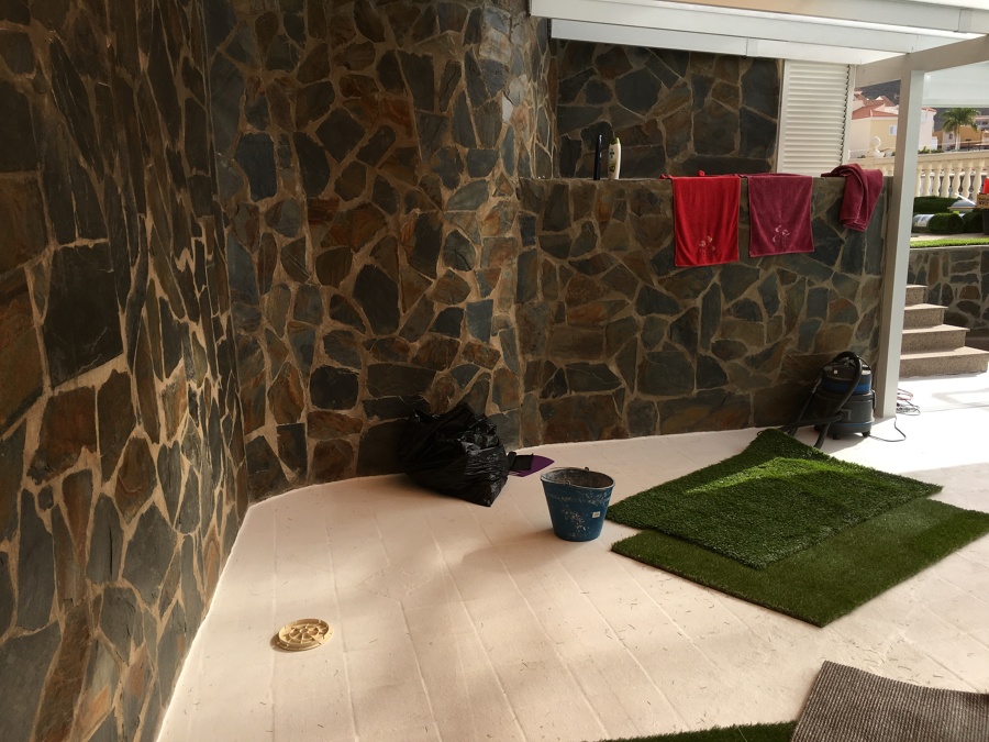 Instalación de piedra oxidada en paredes