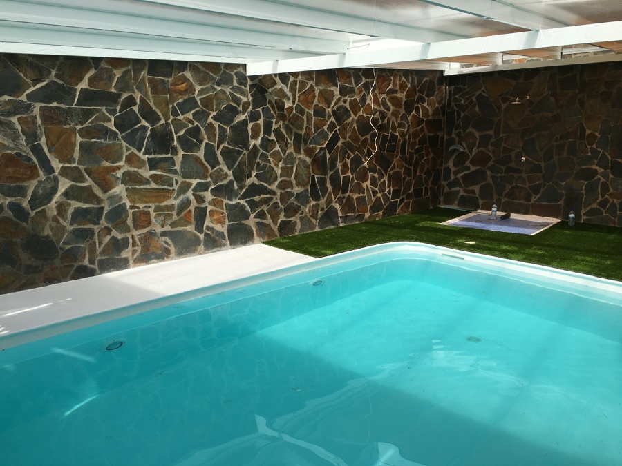 Instalación de piedra oxidada y cúpula de aluminio