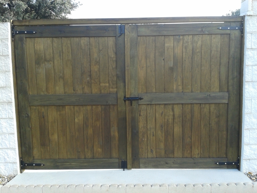 Instalación de portón de madera