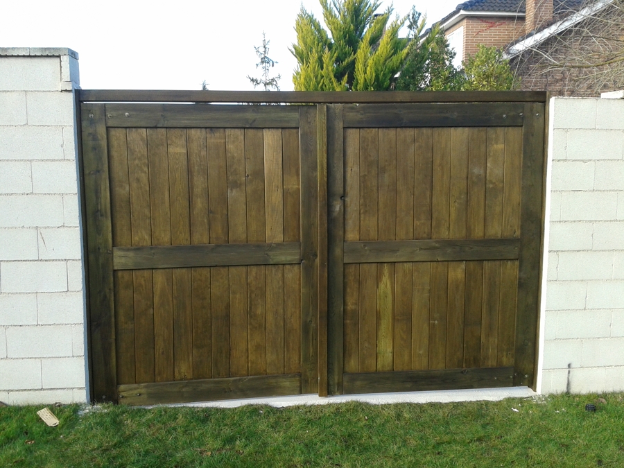 Instalación de portón de madera