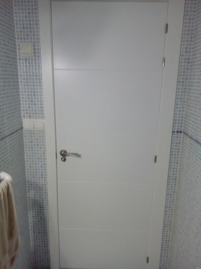 instalacion de puerta con jambeado en el baño