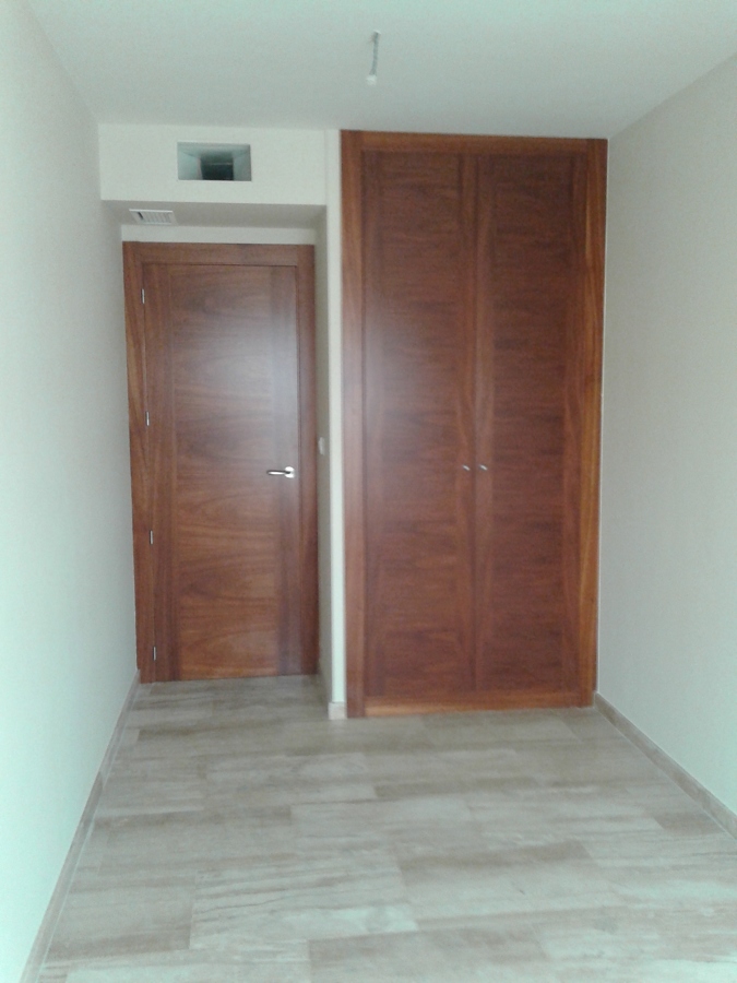 instalacion de puerta con jambeado y forro de armario