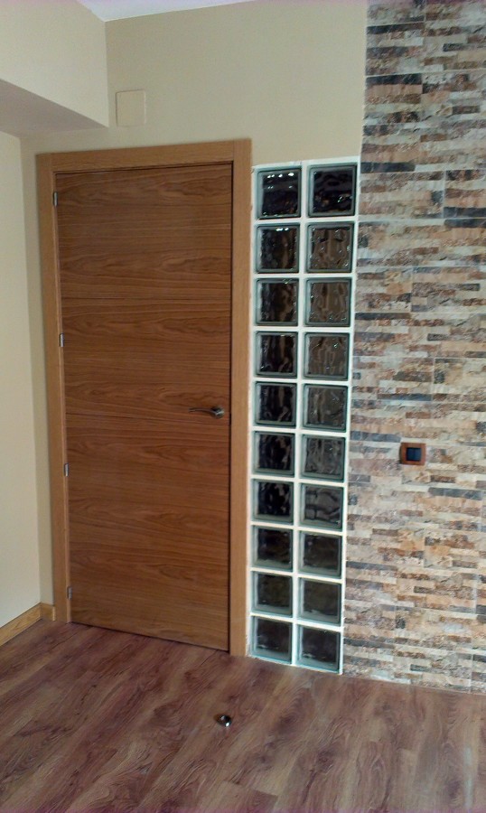 Instalación de puerta de paso, alicatado y pavés