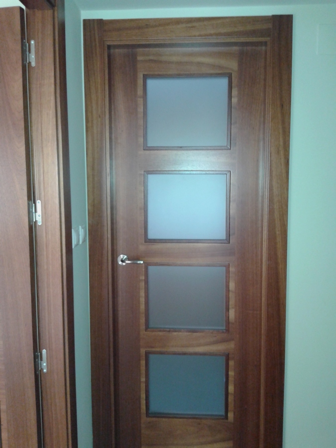 instalacion de puerta de paso con cristal