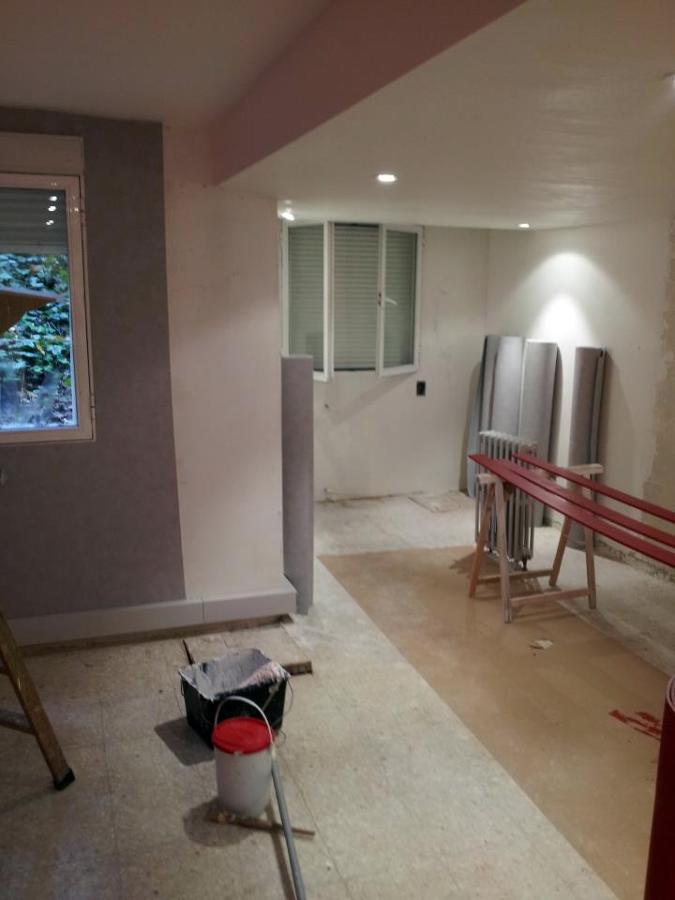 Instalación de Revestimiento Acústico y lacado de Molduras