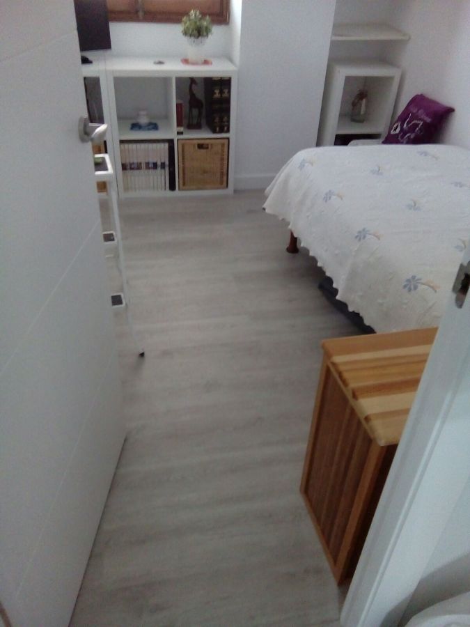 instalacion de suelo laminado en habitacion