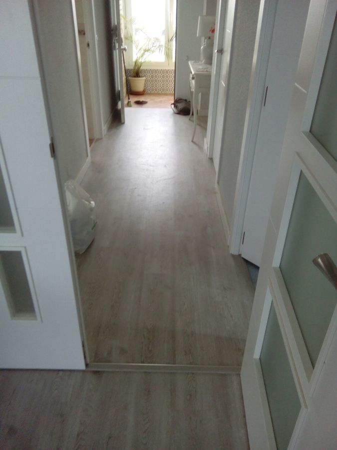 instalacion de suelo laminado en pasillo de la vivienda