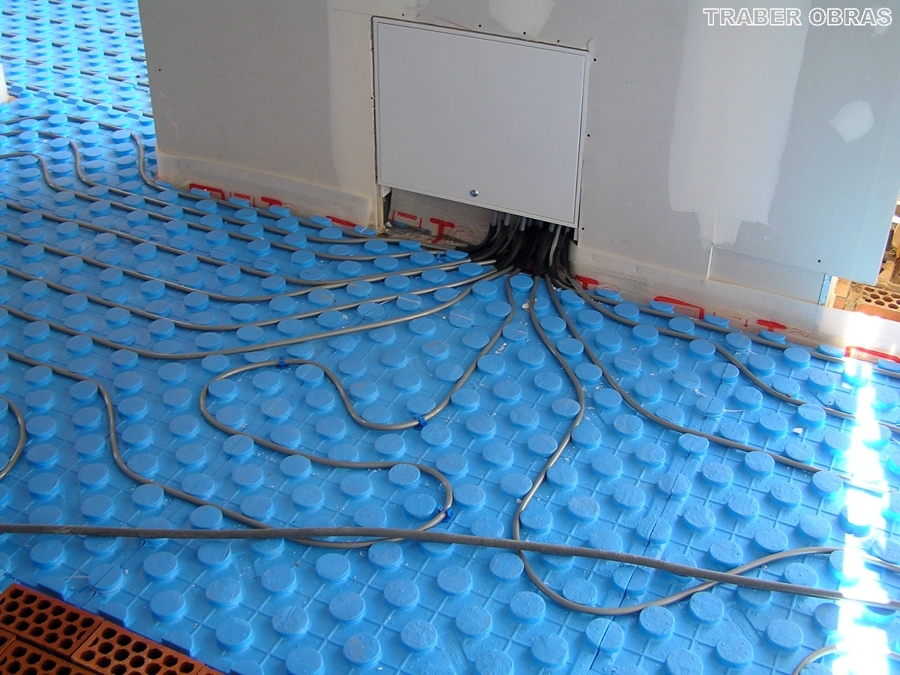 INSTALACIÓN DE SUELO RADIANTE. ARMARIO DE COLECTOR.