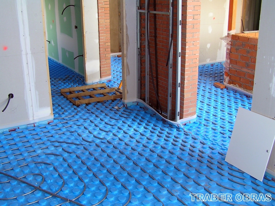 INSTALACIÓN DE SUELO RADIANTE EN TODA LA VIVIENDA.