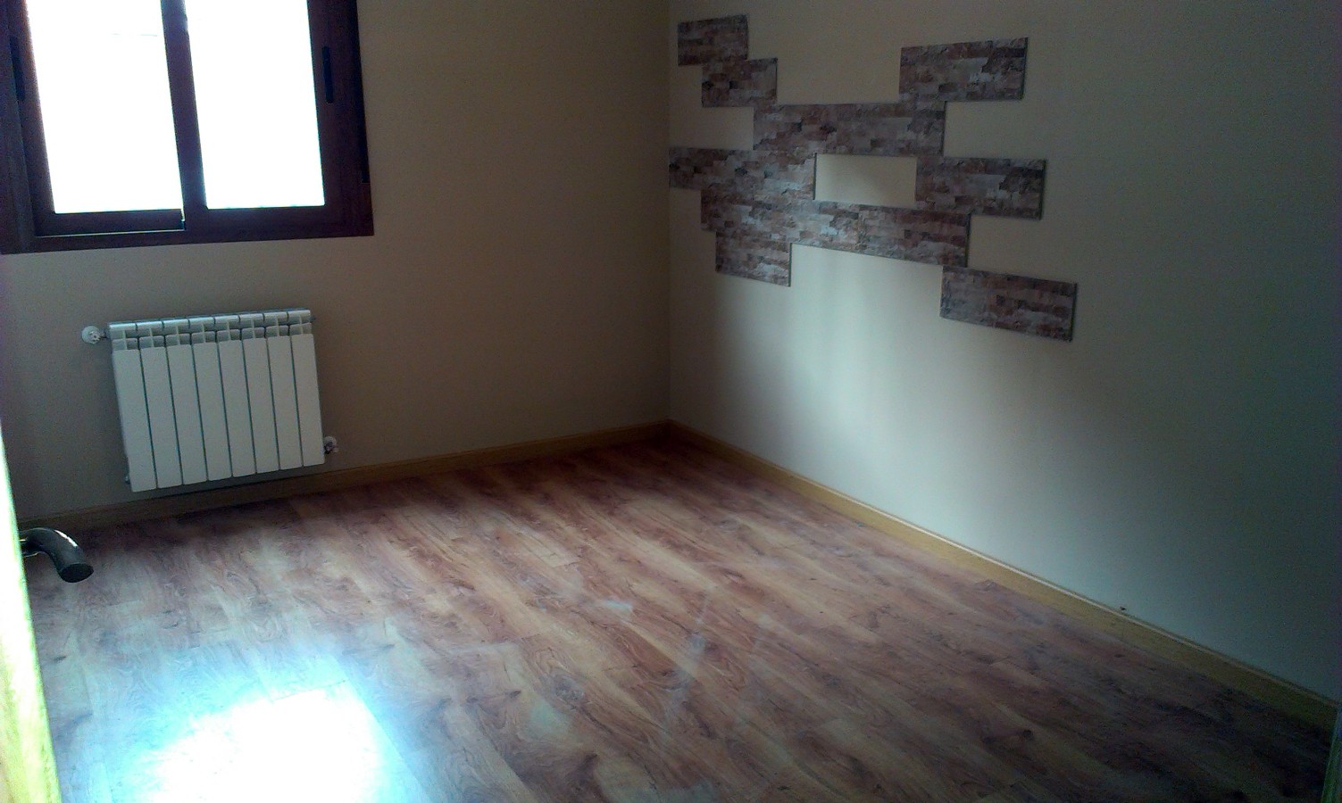 Instalación de tarima, pintura y alicatado