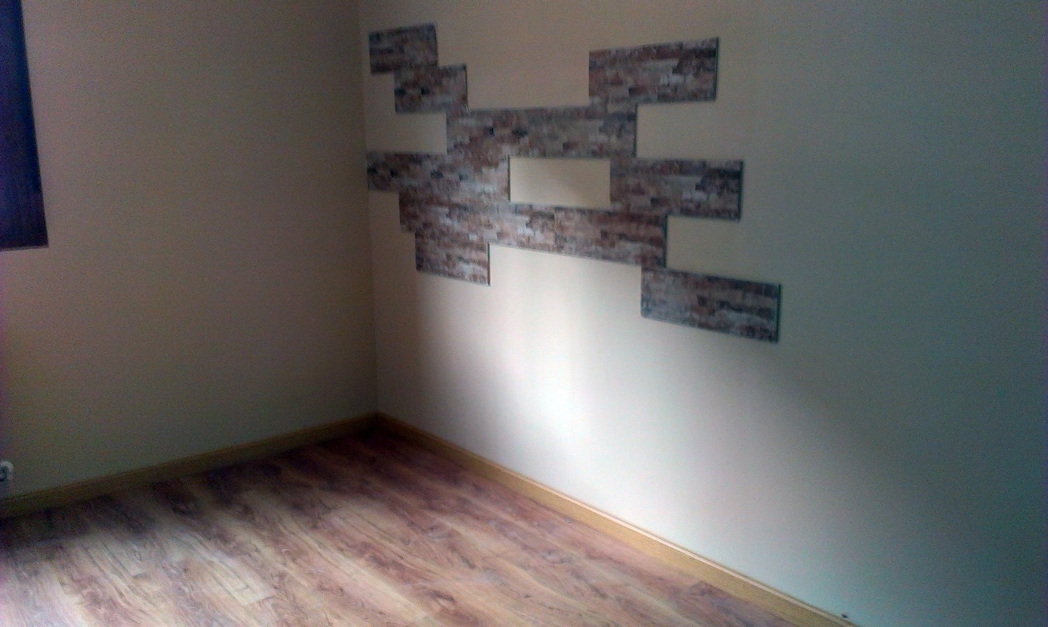 Instalación de tarima, pintura y alicatado 