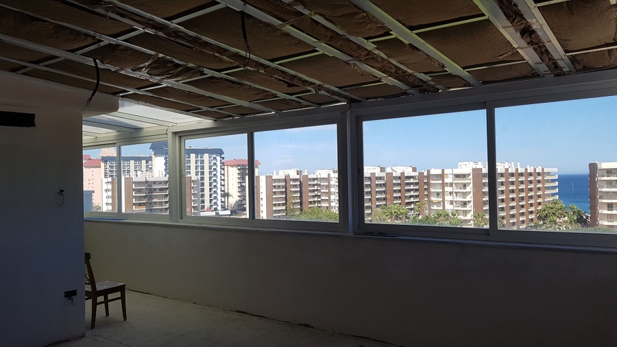 Instalación de techo abuhardillado liso de pladur con aislamiento térmico