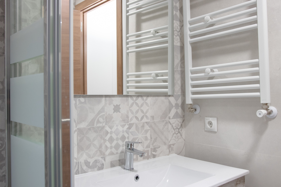 Instalación de toallero en baño