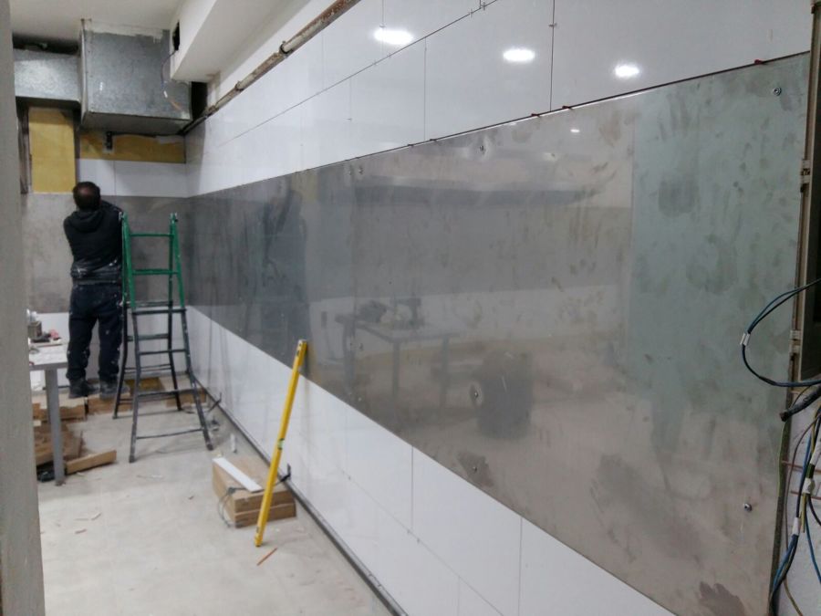 Instalación del frente de acero inoxidable para la zona de trabajo de la cocina.