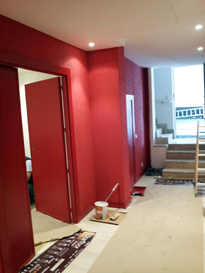 Instalación del Revestimiento Acústico y Lacado de Puertas y Molduras