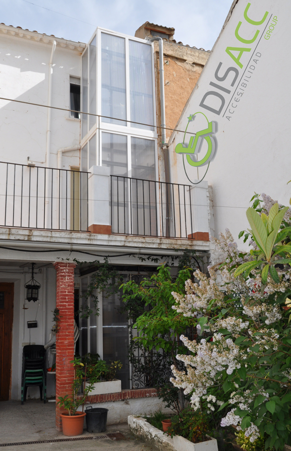 Instalacion exterior, cerramiento en policarbonato traslucido