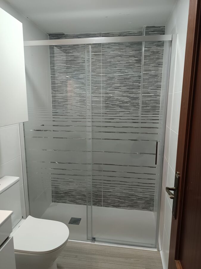 Instalación frontal ducha 1+1 con serigrafía bandas