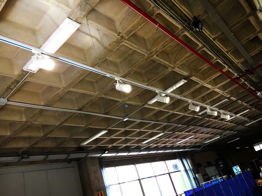 Instalación luminaria descolgada con proyector led orientable para exposición de cuadros