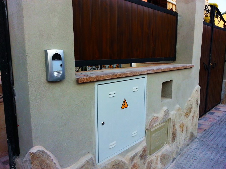 Instalación modulo de contador, puerta metálica y video portero