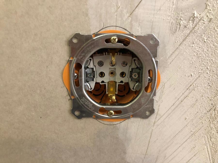 Instalación nueva de enchufe en pared de pladur
