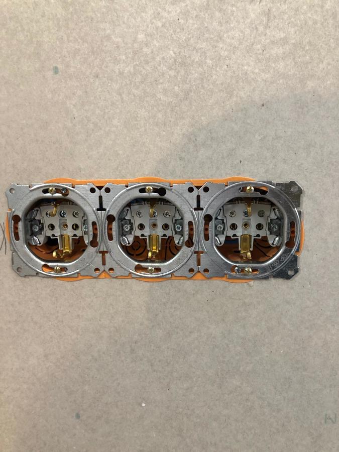 Instalación nueva de enchufes en pared de pladur