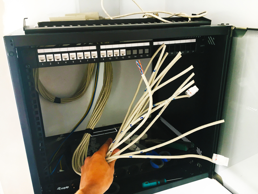 Instalación rack para red de informática y telefonía IP para oficinas
