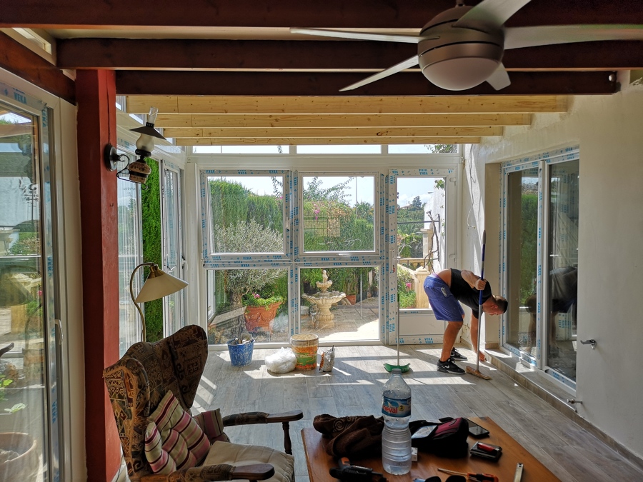 Instalación suelo y enlucido de paredes