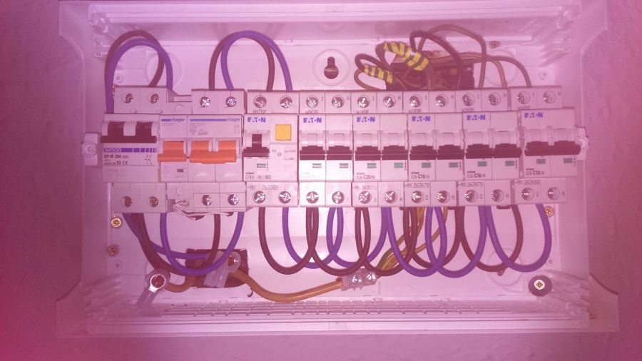 INSTALADO NUEVA CUADRO DE ELECTRICIDAD