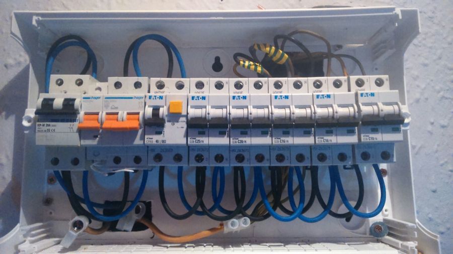 INSTALADO NUEVA CUADRO DE ELECTRICIDAD