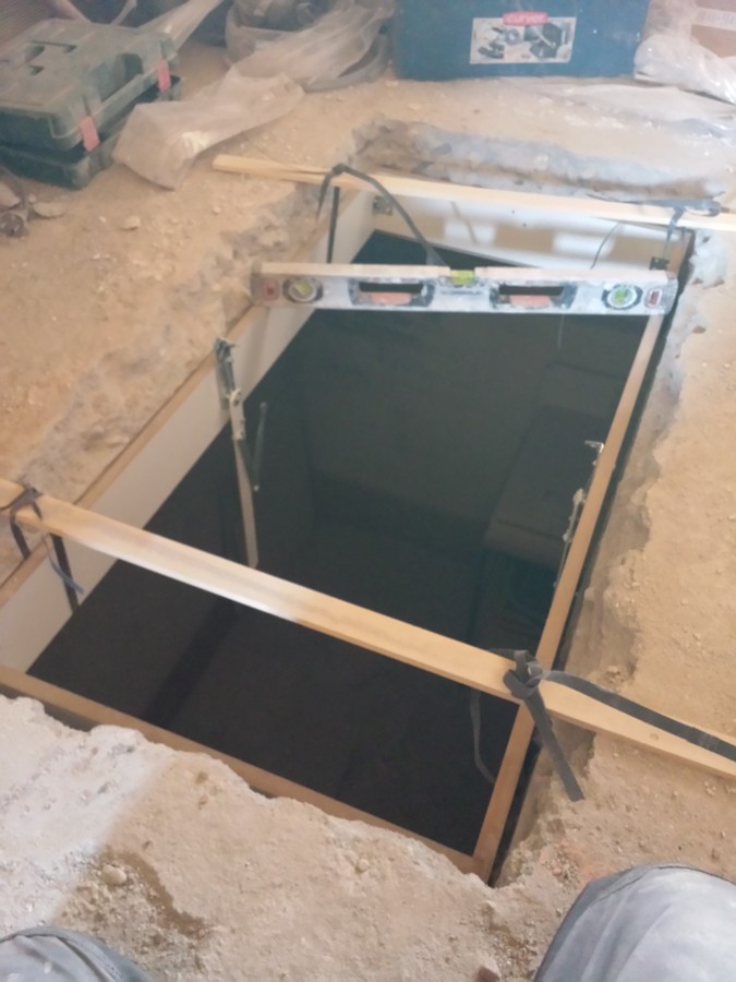 instalando escamoteable para bajar al sotano