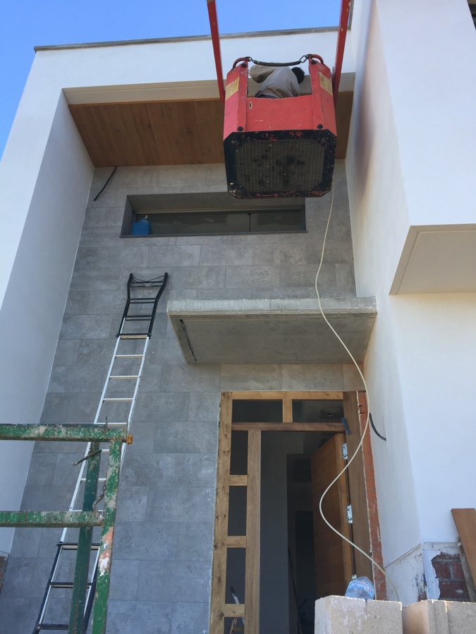 INSTALANDO PUERTA Y TECHO DE IROKO EN CASA UNIFAMILIAR.