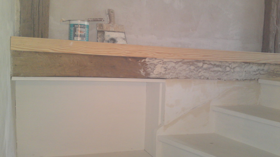 intando con selladora y plaste para madera,