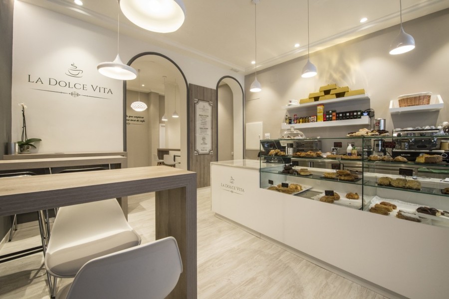 Interior cafetería pastelería en local de Bien de Interés Cultural.