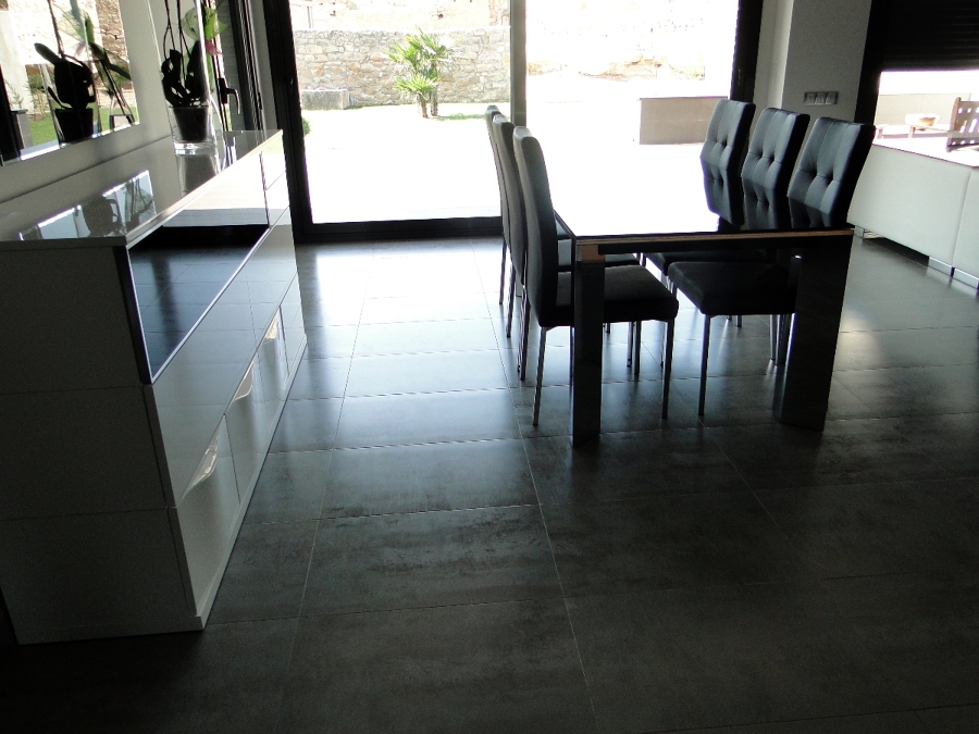 Interior con porcelánico