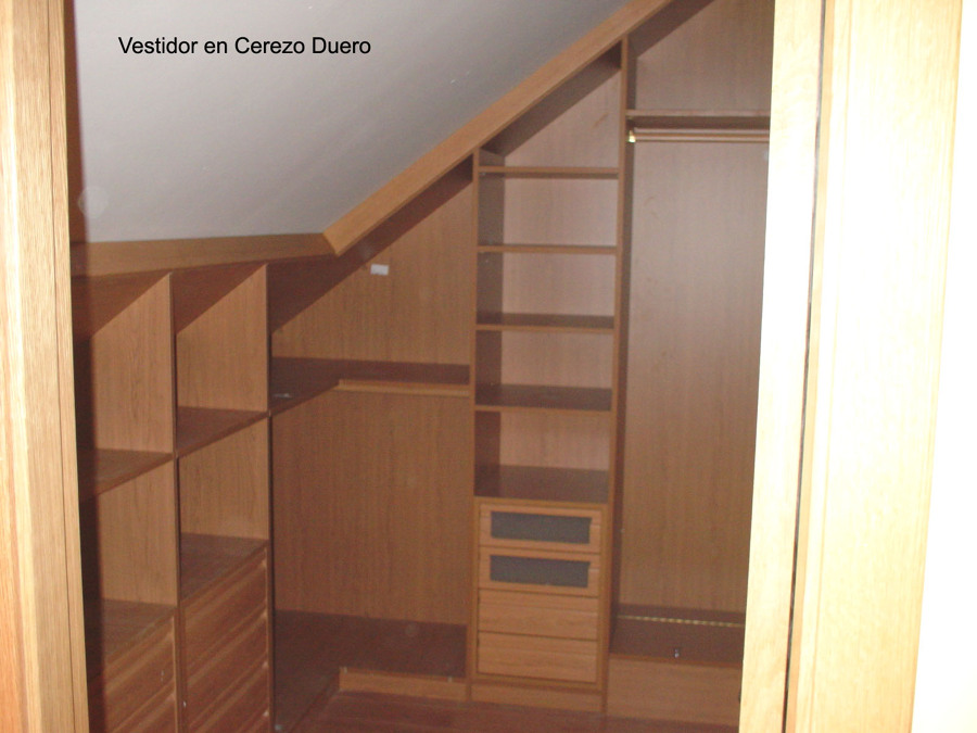 Interior de armario en cerezo duero