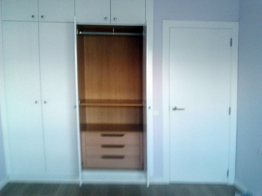 interior de armario y vista de puerta de paso lacada en blanco