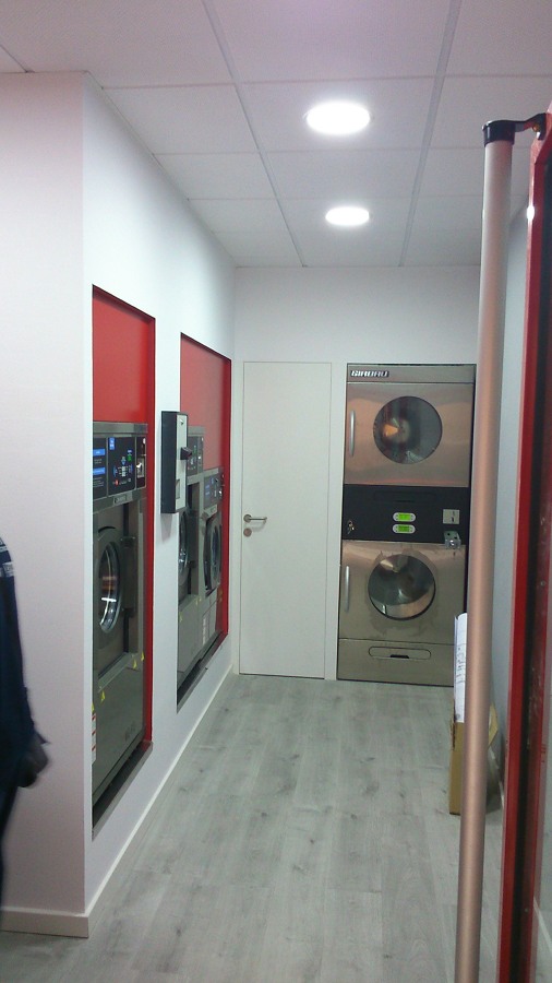 INTERIOR DE LA LAVANDERIA AUTOSERVICIO