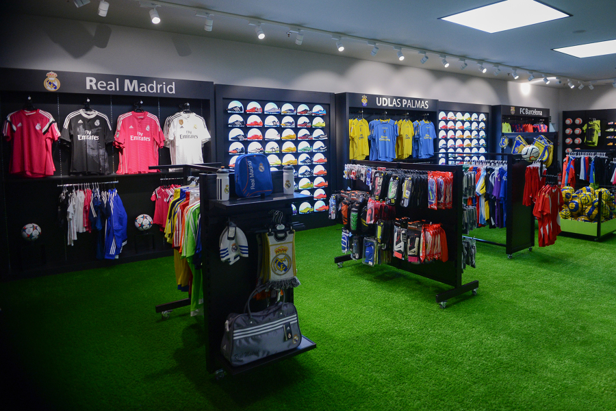 Interior de la tienda zona fútbol reformada