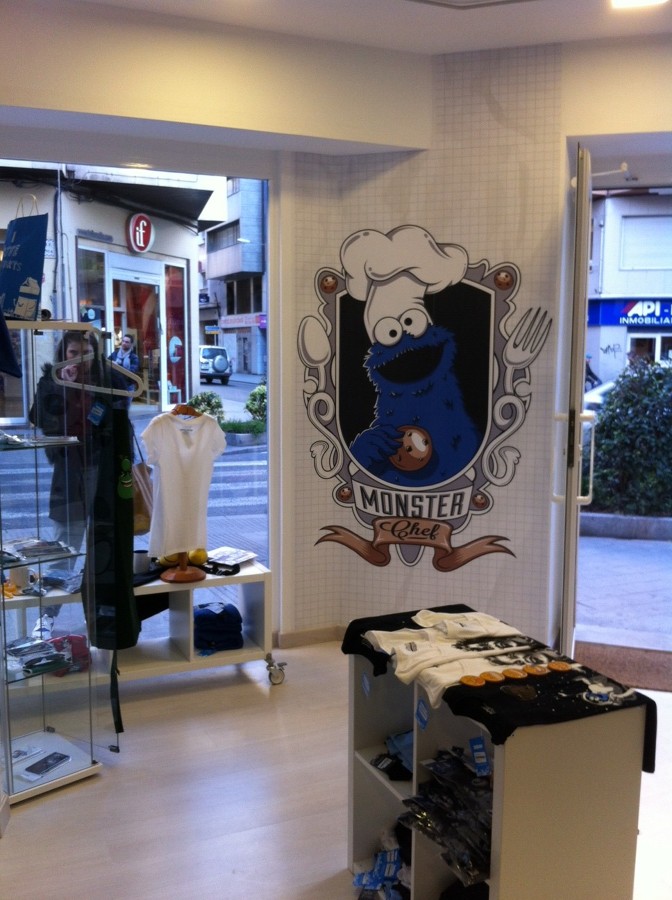 Interior de tienda - vista de suelo tarima, papel pintado y cerramientos fachada